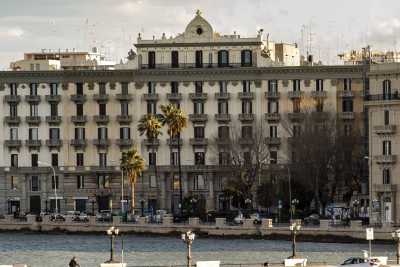 Da 100 anni si staglia imperioso sul lungomare di Bari: � l'elegante Palazzo Colonna